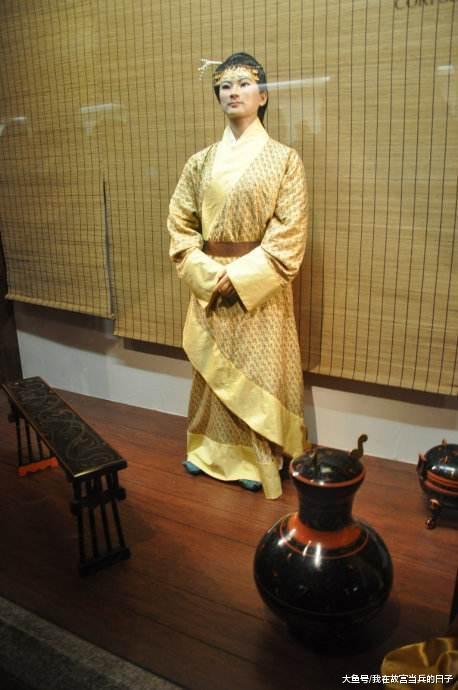 陪葬辛追夫人的国宝素纱禅衣原本有两件, 可惜一件被冲到了下水道