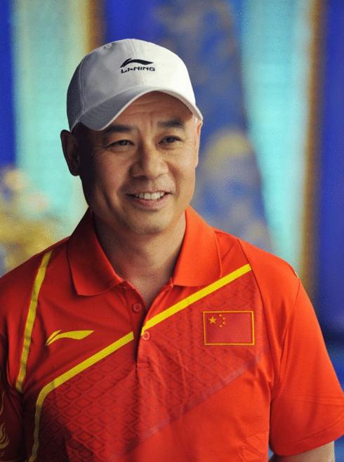 55岁的体操王子李宁与体操皇后近照携手并进的冠军夫妇