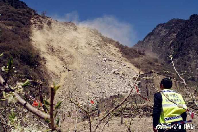 4月8日下午5点,汶川县龙溪乡阿尔村后方的一座山发生了山体滑坡_新浪