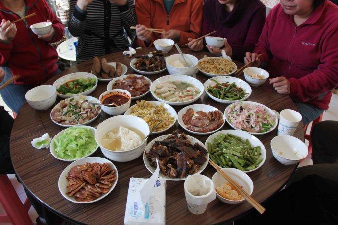 而且在那么多人的面前,妈妈都没话说,那天吃饭的时候,我吃了很多,我见