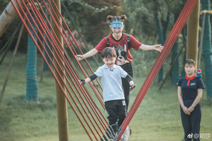 大麟子演示如何做作的吃面,戏精附体表情超可爱,网友:下个戏精