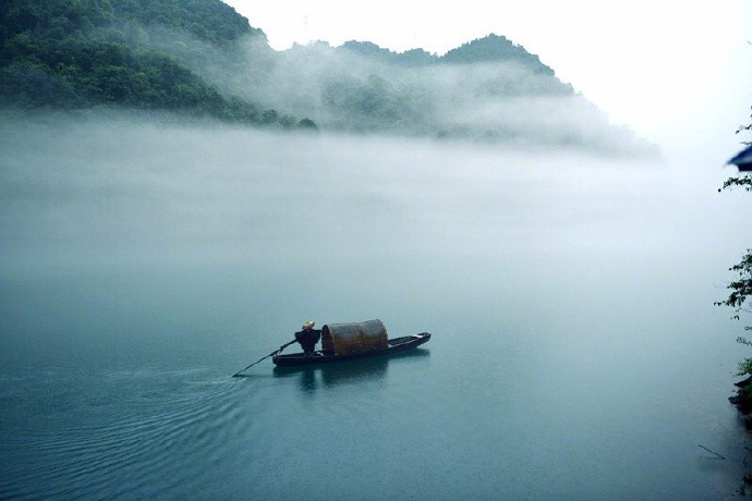 江阔云低无尽处孤舟独筏蓑笠翁