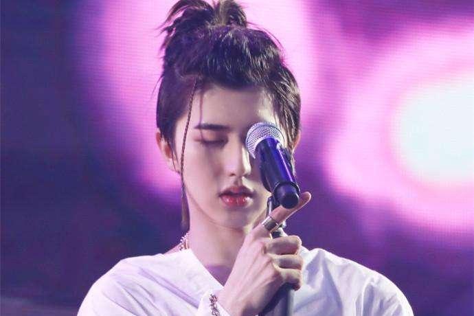 蔡徐坤爸爸被扒,拒绝加入TFboys,送其去美国读