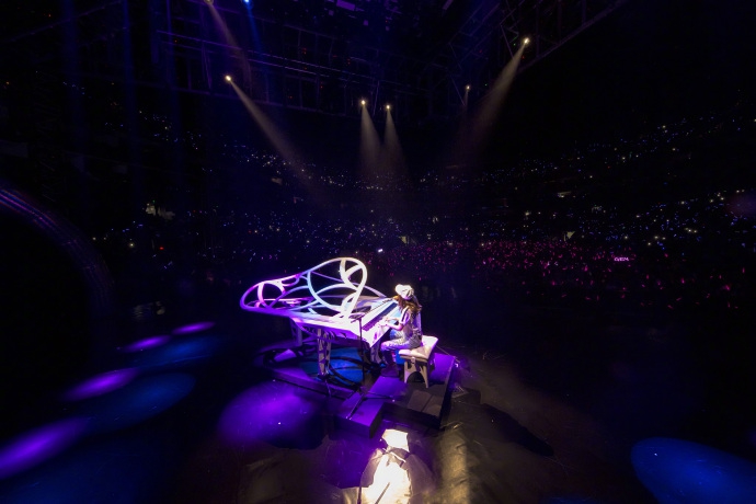 组图:邓紫棋身穿白色长裙垂眸浅笑 舞台上优雅弹钢琴似公主