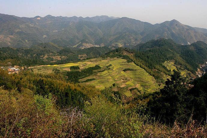 仙岛湖:位于湖北省黄石市阳新县王英镇,幕阜山北麓,1002个岛镶嵌在4.