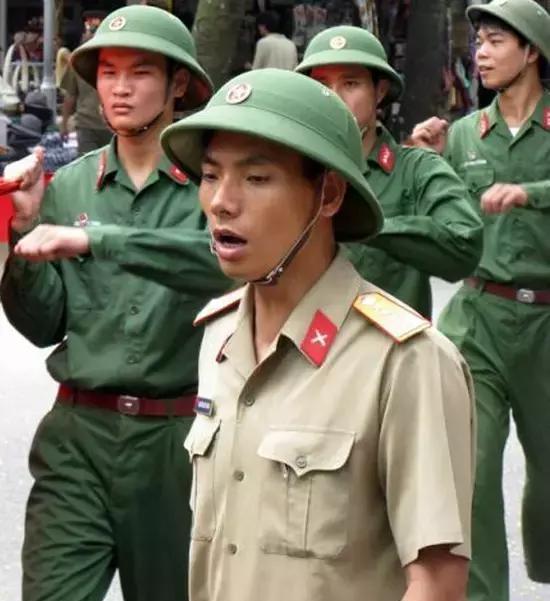 涨姿势|越南士兵头戴的绿头盔从何而来? 如今竟已风靡全球