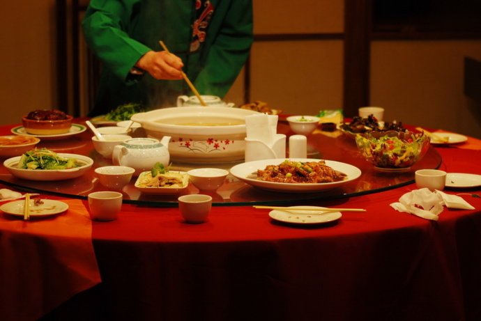 土豪姐夫请客,一桌菜上千元,一道菜上来以后,让姐姐很没面子