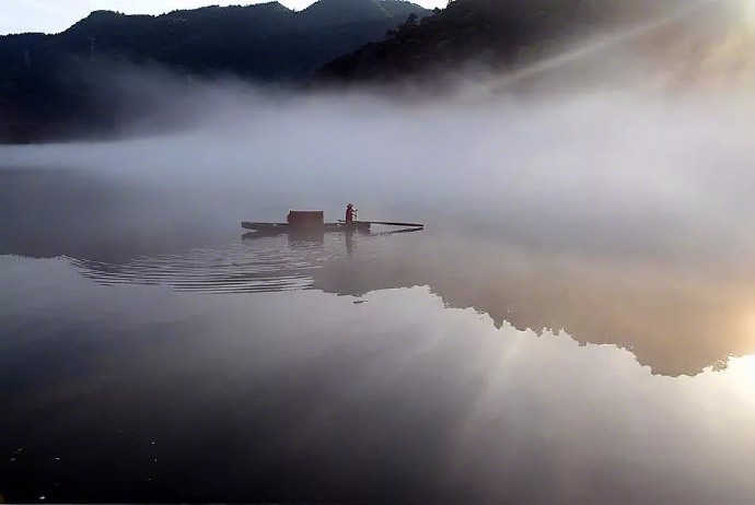 江阔云低无尽处孤舟独筏蓑笠翁