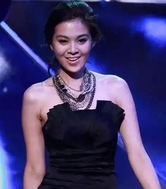 《东张西望》女主持大晒亲子照 34岁新手妈妈有女万事足