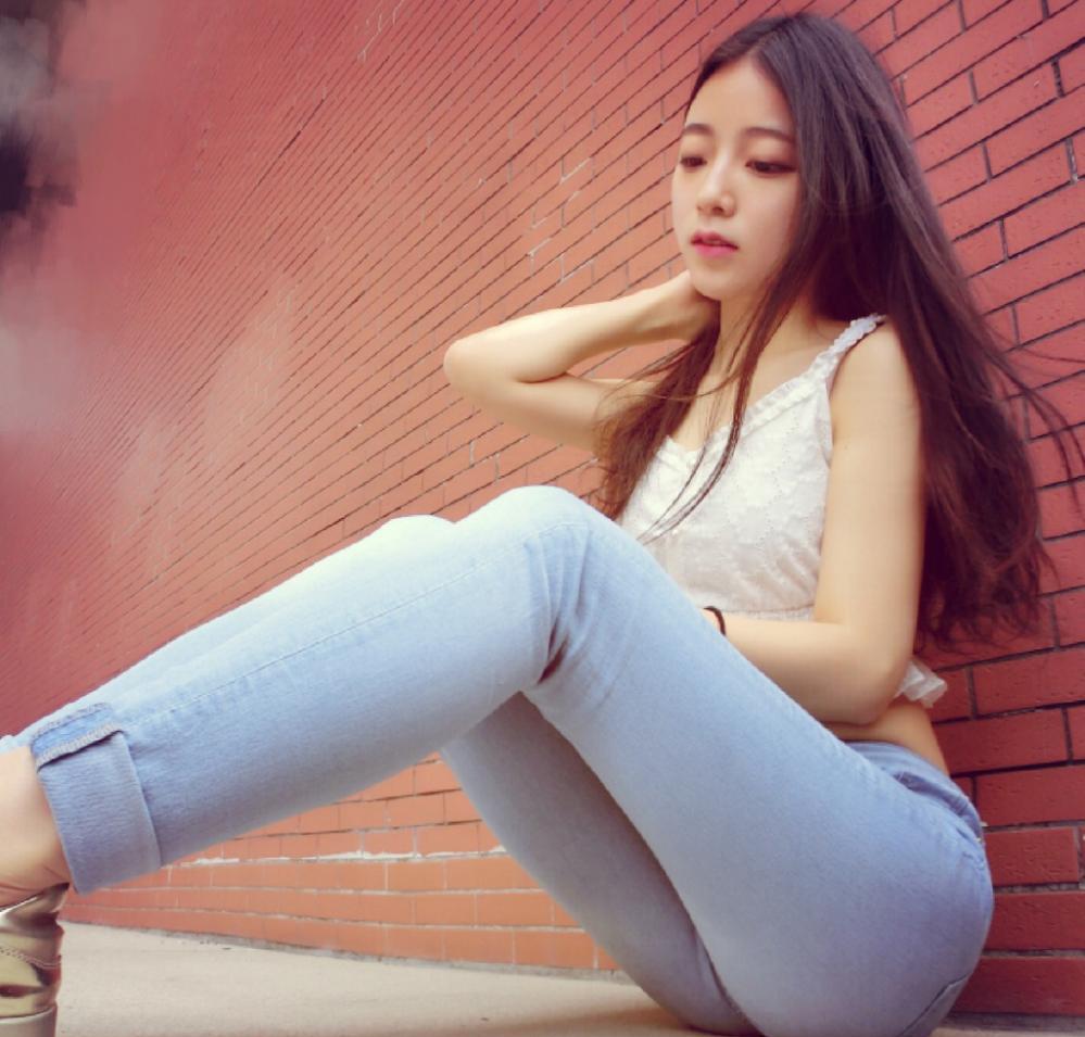 牛仔裤穿出细腰与长腿魅力可人