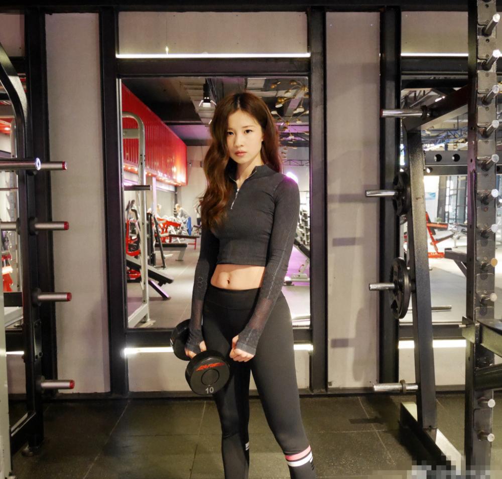 不停的运动只为了排遣内心的寂寞, 谁会怜惜她?