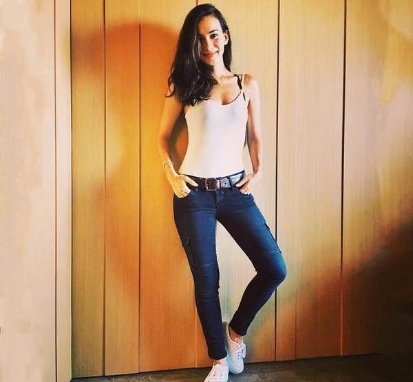 《战狼2》女主卢靖姗穿了一款全透明的裙子, 吴京羞得不敢看!