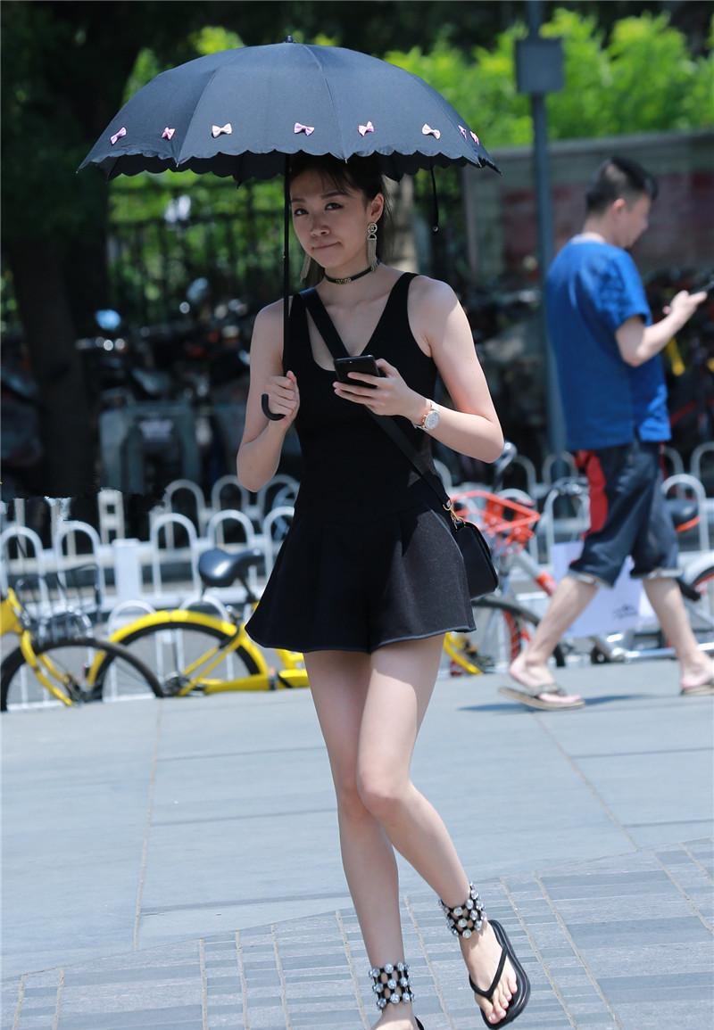 路人街拍, 修长美腿的人字拖美女, 背带小黑裙很有味道