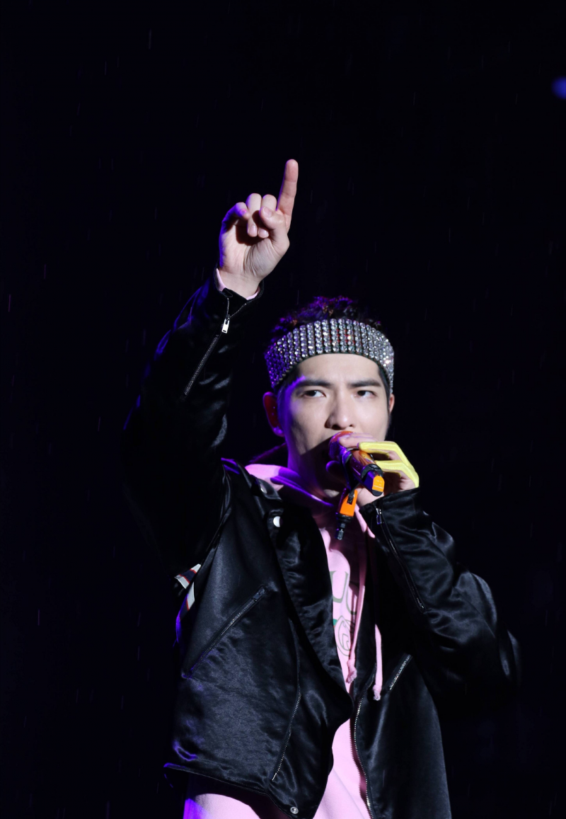 原来是萧敬腾每次演唱会都一定会下雨,就算前几天万里晴空,但到了当天