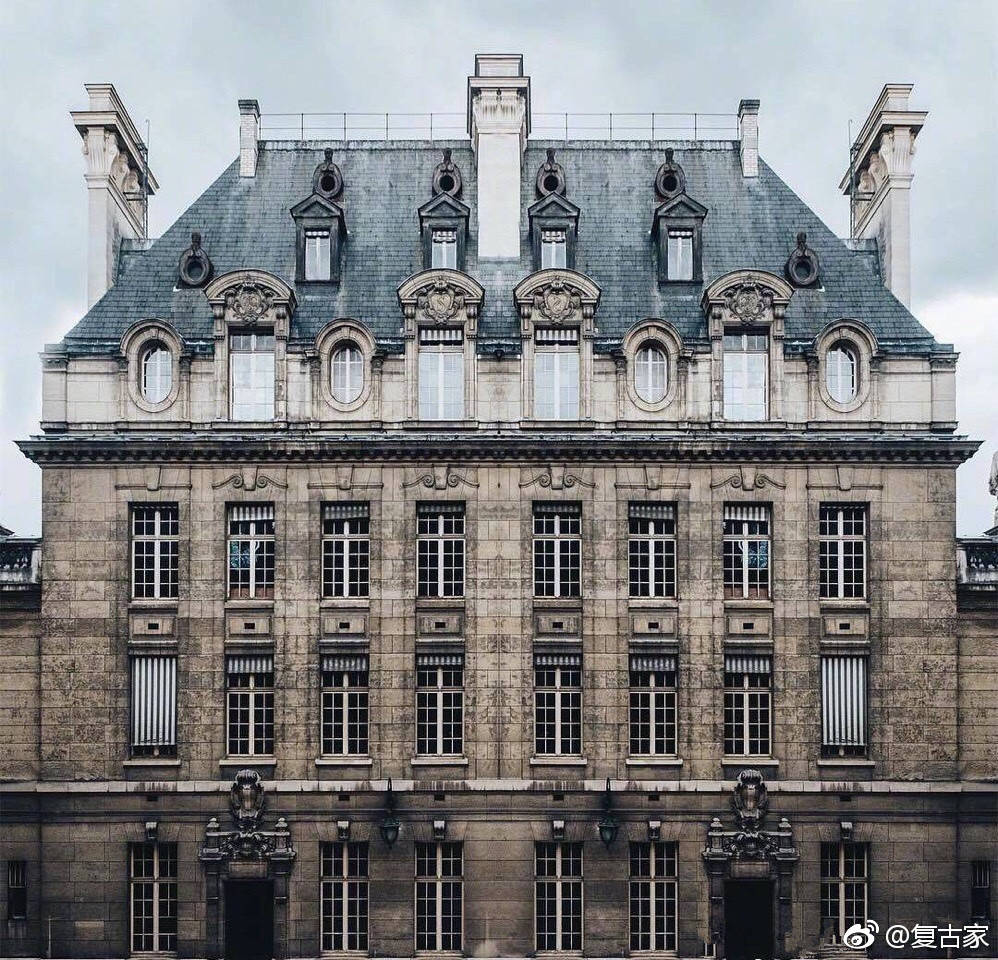 欧式建筑中的对称美学有着古典主义式的严谨 对称性的美学价值是一个