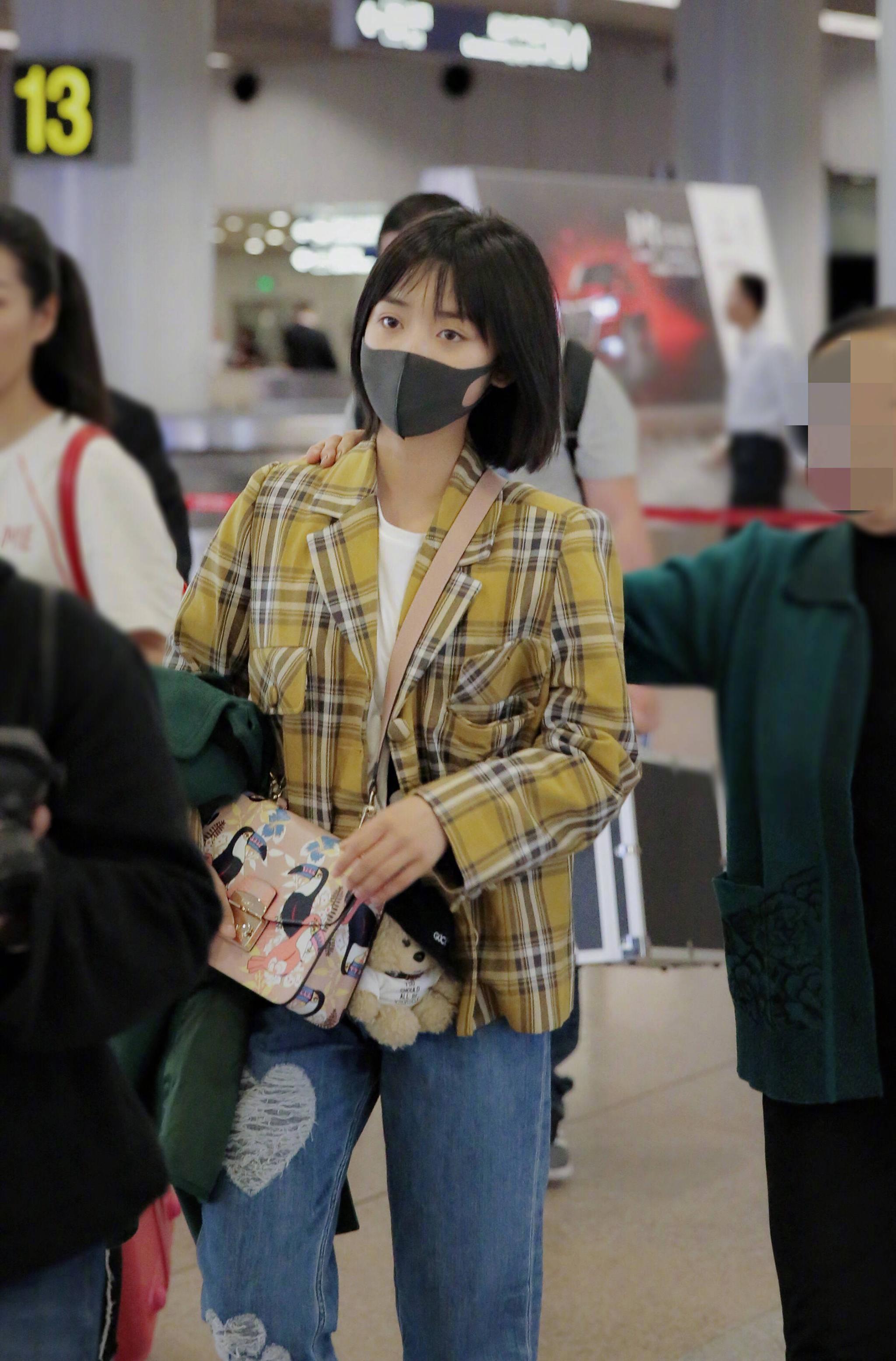 沈月现身北京机场,复古黄色格纹西装内搭白t清新甜美