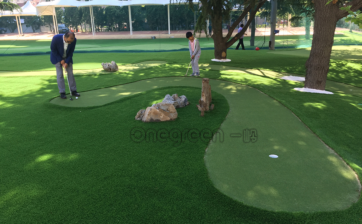 高尔夫不断钻研探索,追求创新,使用美国原装进口的专业人造草搭建果岭