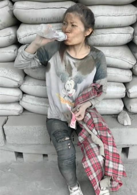 最美水泥妹为多赚一点钱,自己挑战一次扛三袋水泥_新浪看点