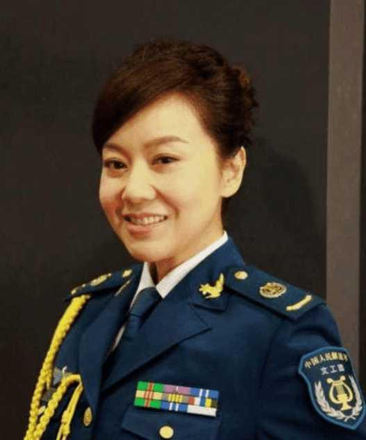 盘点娱乐圈当过兵的7位女星,有位后来变性了,有位军衔高的吓人