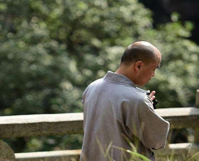 为什么古代和尚头上有六个点,现在却没了