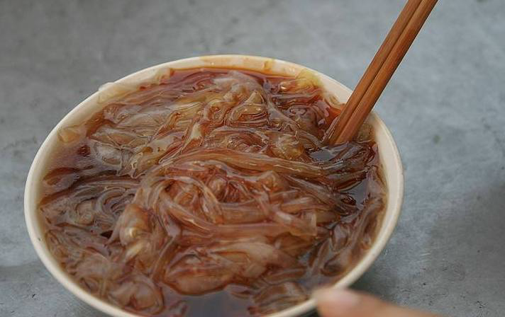 旋粉粉皮青白色,半透明状,质地柔软润滑,清凉爽口