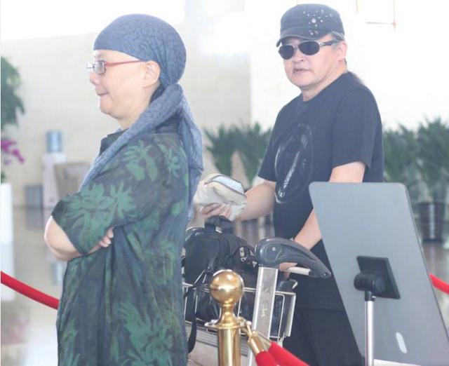 如今,卢璐和老公结婚30年了,相爱如初,一直很低调.