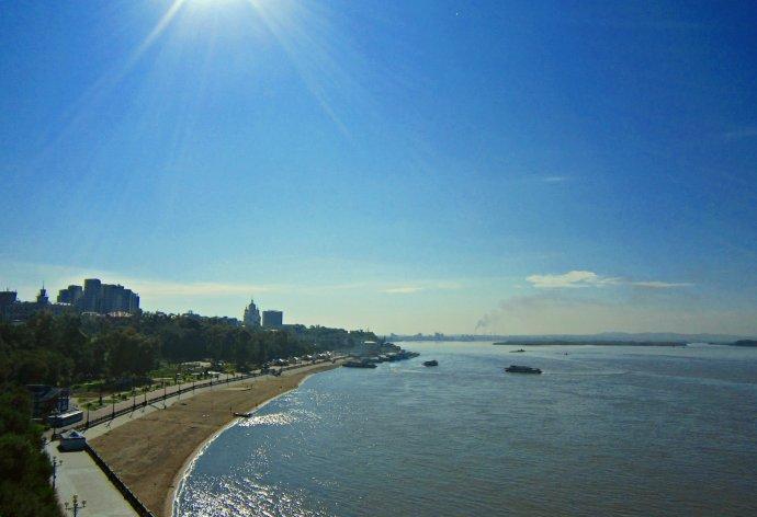 俄译名"萨哈林岛",日本称为"北虾夷地"(指北海道以北)或"桦太".