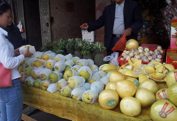 柚子要挑轻的还是重的水果店员工透露很多人挑错难怪不好吃