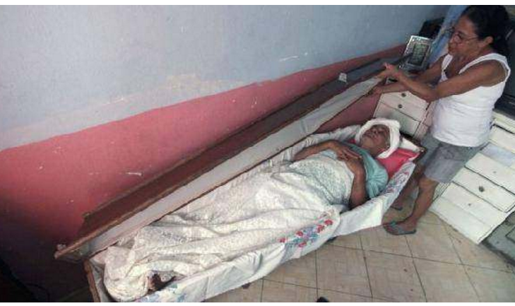 8旬大爷睡棺材,一睡就是40年,得知用意家人只能尊重选择