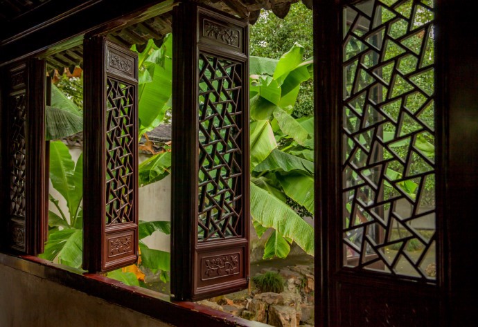 满园花草幽幽绿,轩窗一见心自凉