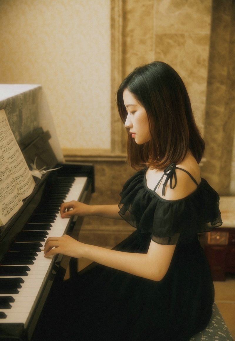 钢琴气质美女黑裙安静养眼写真集 @微相册 @微博摄影