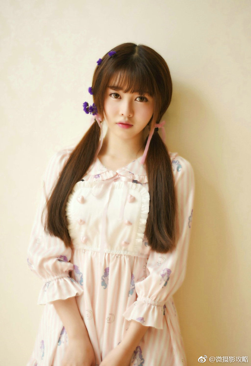 爱喝牛奶的双马尾萌妹子紫色花朵可爱写真集