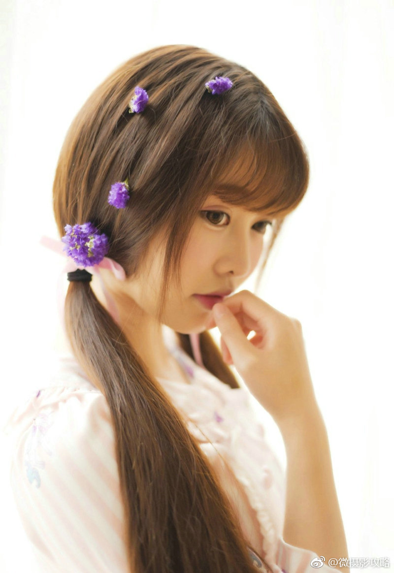 爱喝牛奶的双马尾萌妹子紫色花朵可爱写真集