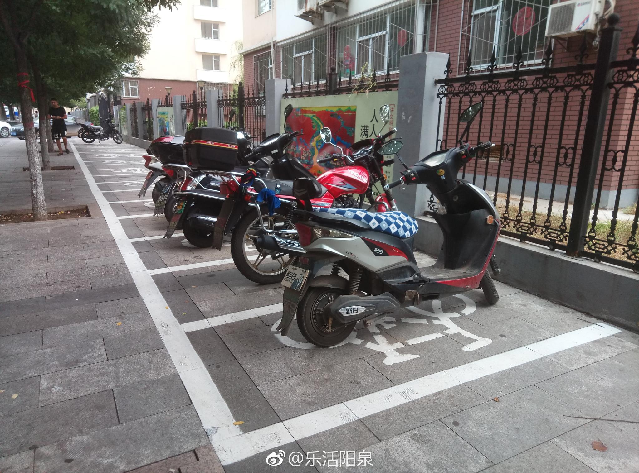 在开发区康达小区天津街建设银行附近人行道上,施划了非机动车,摩托车