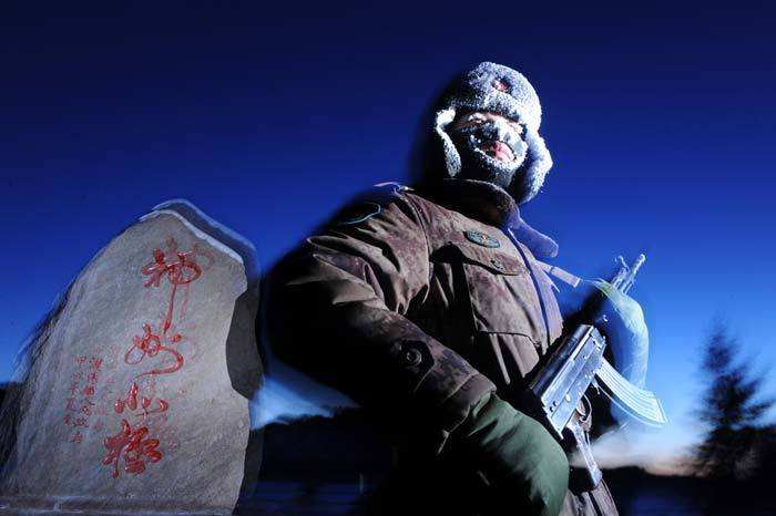 部队站岗的哨兵,真的可以开枪吗?老兵说出真相,你可能不相信