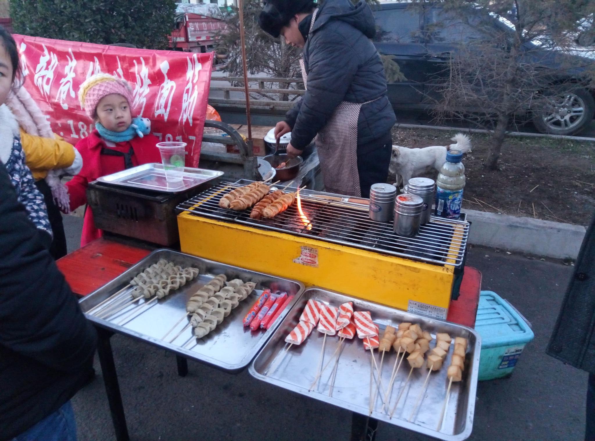 街头卖烧烤,看似简陋不堪,一个月竟收入过万!