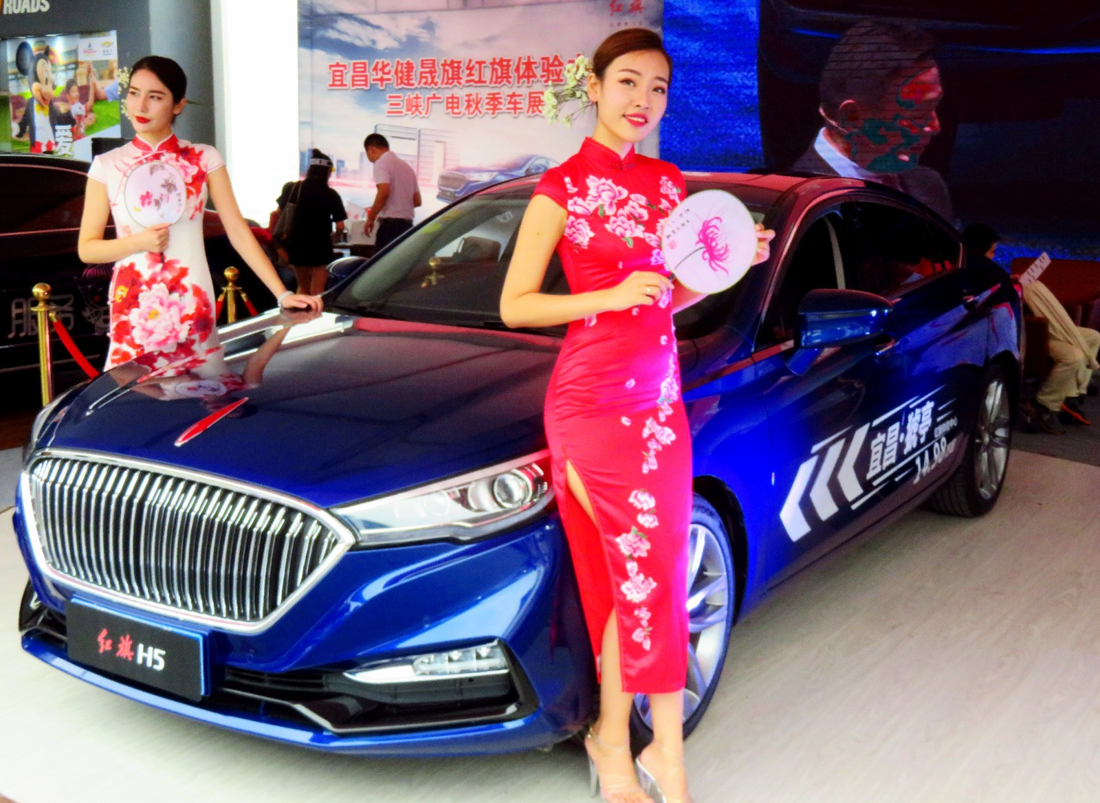 宜昌三峡广电秋季车展,模特展示s曲线好身材