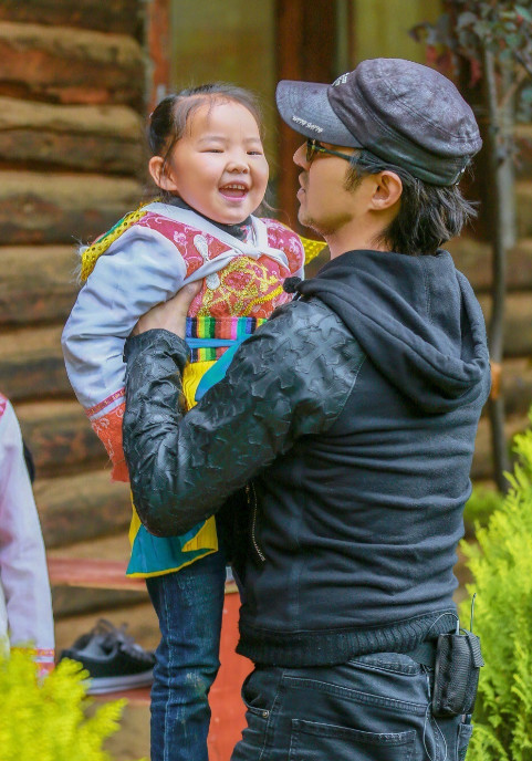 汪峰13岁女儿小苹果在外留学不适应国外学习环境瘦了很多