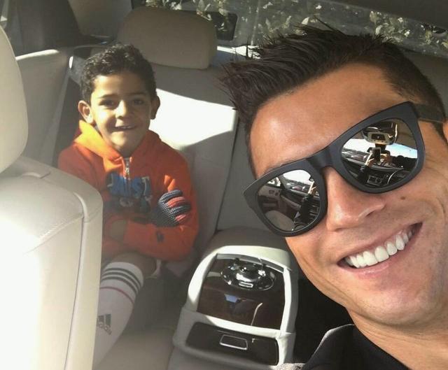 父亲节,也是迷你罗8岁生日,他的父亲c罗正在俄罗斯踢