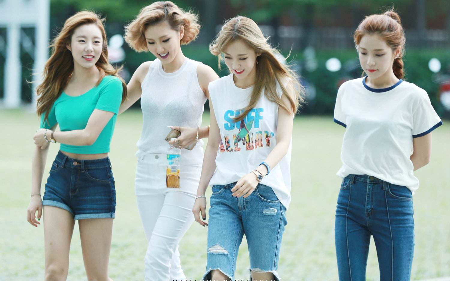 韩国四人女子组合2NE1桌面壁纸 -桌面天下（Desktx.com）