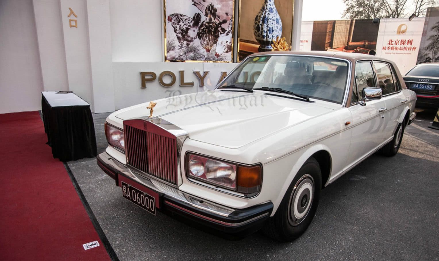 90年代买劳斯莱斯,车标镀金,有12个司机,邓超送他鞋子