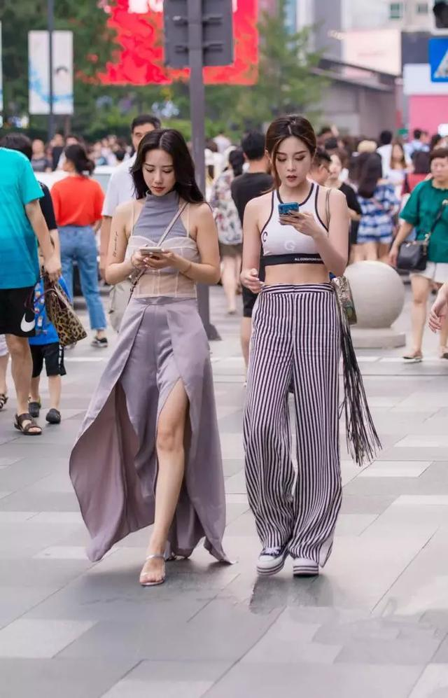 街拍:闺蜜穿低胸装真有吸睛,都是时尚性感的大美女|低胸装|闺蜜|性感_新浪新闻