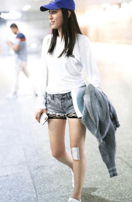 马苏机场新街拍, 热辣短裤大秀美腿, 网友: 膝盖上的膏药咋回事?