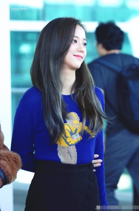 金智秀不过穿件蓝色针织衫,气质竟如此的温雅,网友:美到不敢看