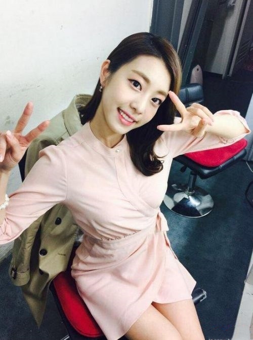 lollck新主持眼镜娘爆红网络网友可惜你不是恩静