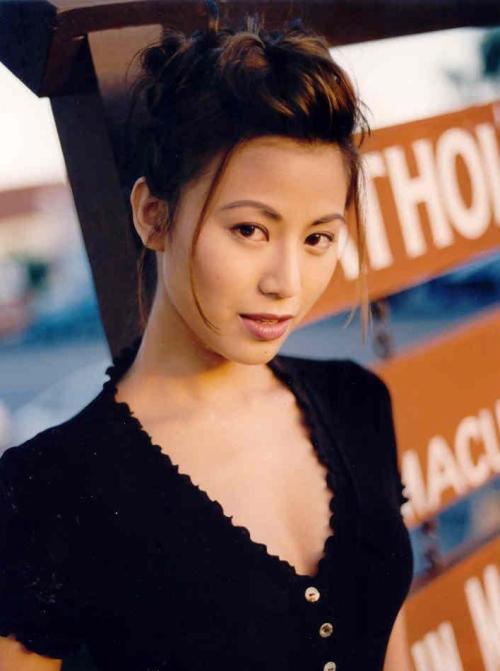 她私生活混乱,52岁魅力依旧不减,还差点嫁给吴彦祖表哥!