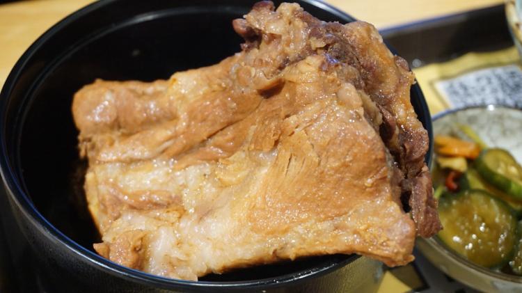 正文  关键是一份酱制猪脊骨,一份老鸭汤,一份秘制酸菜,一份米饭和一