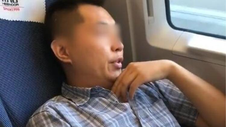高铁霸座男无耻新高度，想出名想疯了？