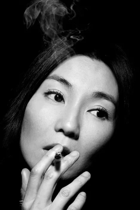 张曼玉11年前吸烟照曝光性感又帅气