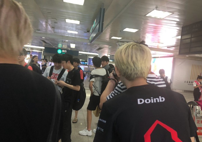 rw与edg在大连机场相遇 厂长司马老贼闲聊doinb的背影亮了